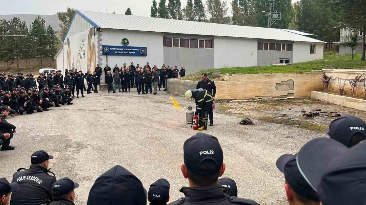 Bayburt'ta POMEM adaylarına uygulamalı yangın tatbikatı