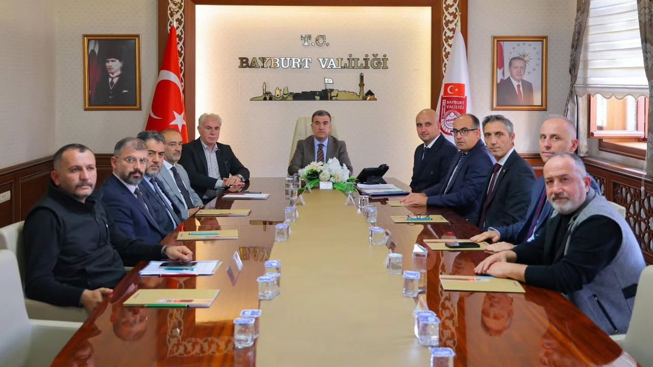 Bayburt'ta sahipsiz hayvan bakımında işbirliği ve uygulamalar masaya yatırıldı