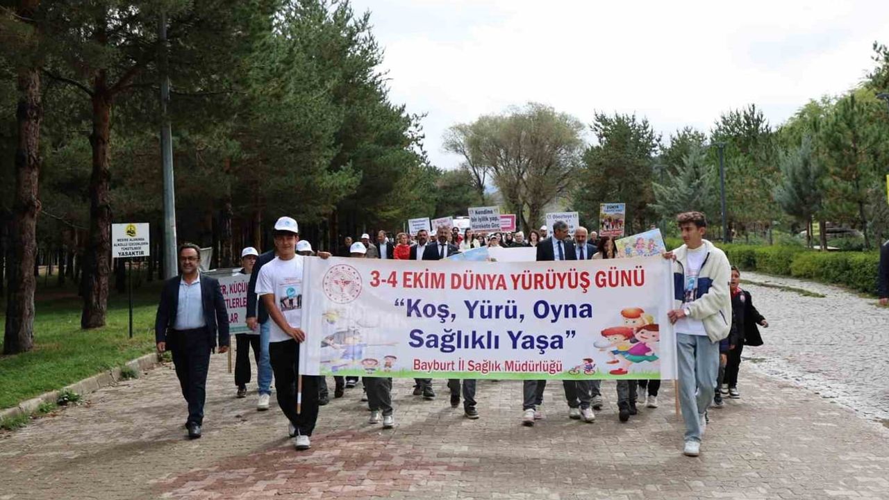 Bayburt'ta Yeni Şehir Parkı'nda yürüyüşle sağlığa dikkat çekildi