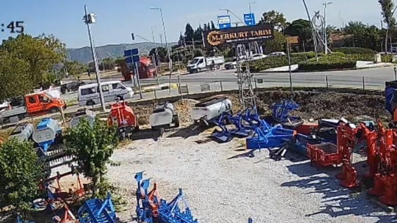 Bayındır'da güvenlik kamerası kaydetti: kamyonetin çarptığı kadın son anda kurtarıldı