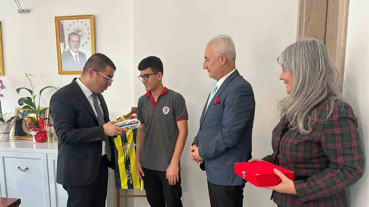 Bayrağa saygısı ilçe kaymakamlığında karşılık buldu
