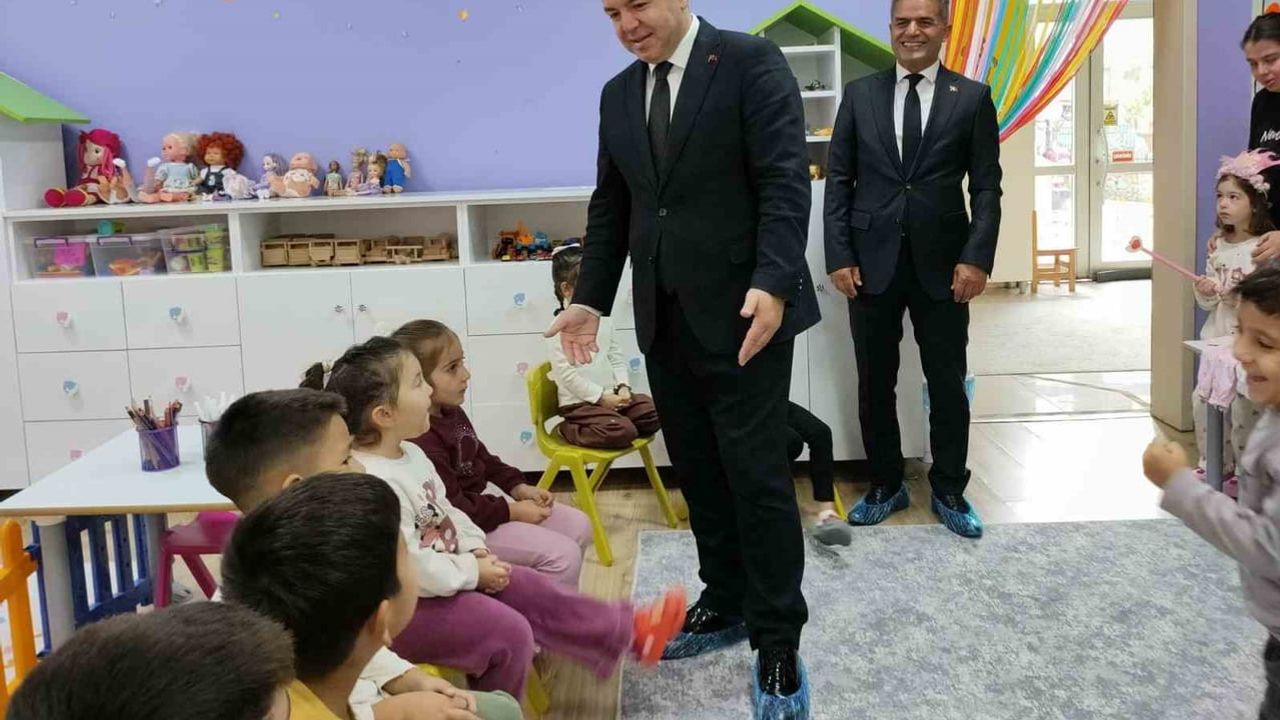 Bayrak töreninde öğrencilerle buluşan müdür Uygar Keskin projelere katılım çağrısı yaptı