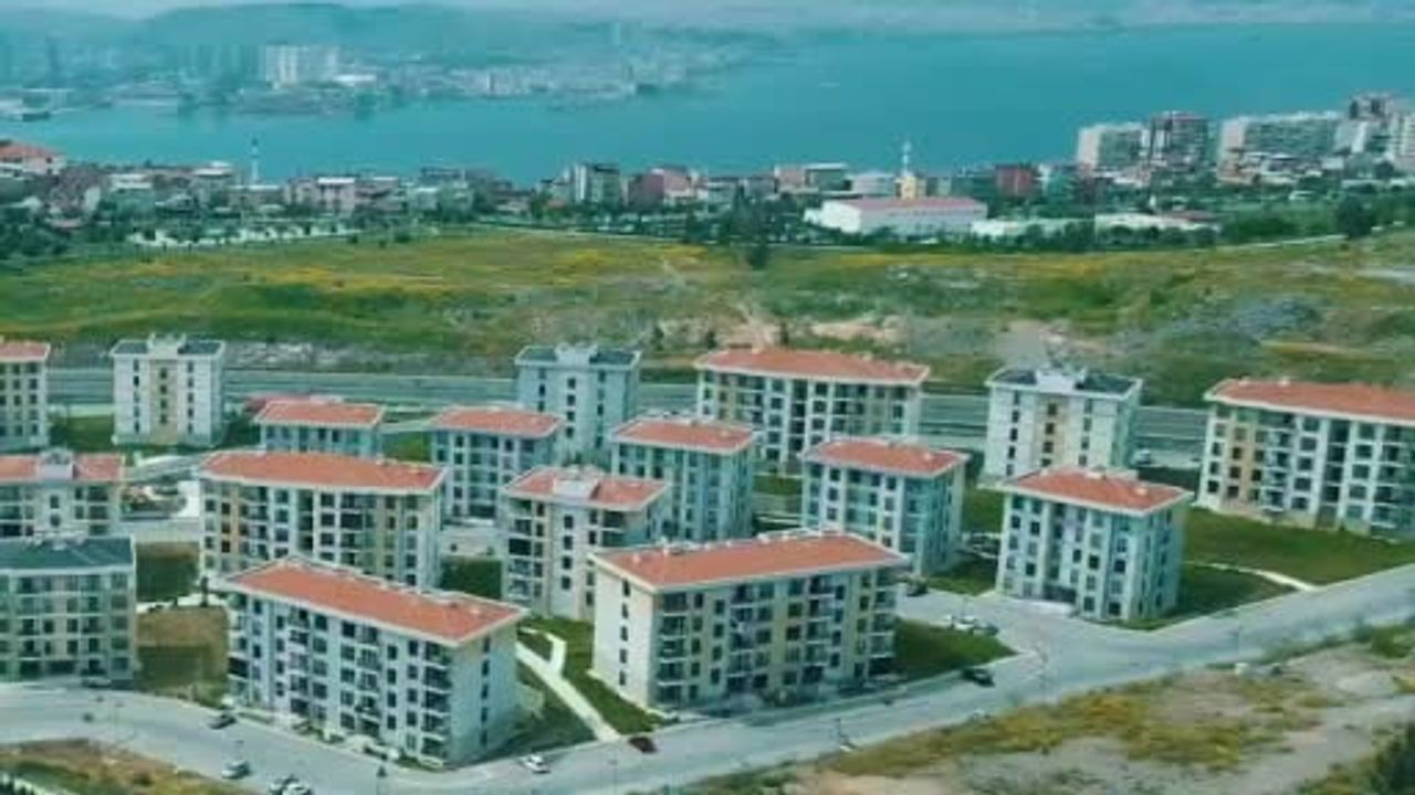 Bayraklı'da depremzede ailelerle yeni yuvada dayanışma