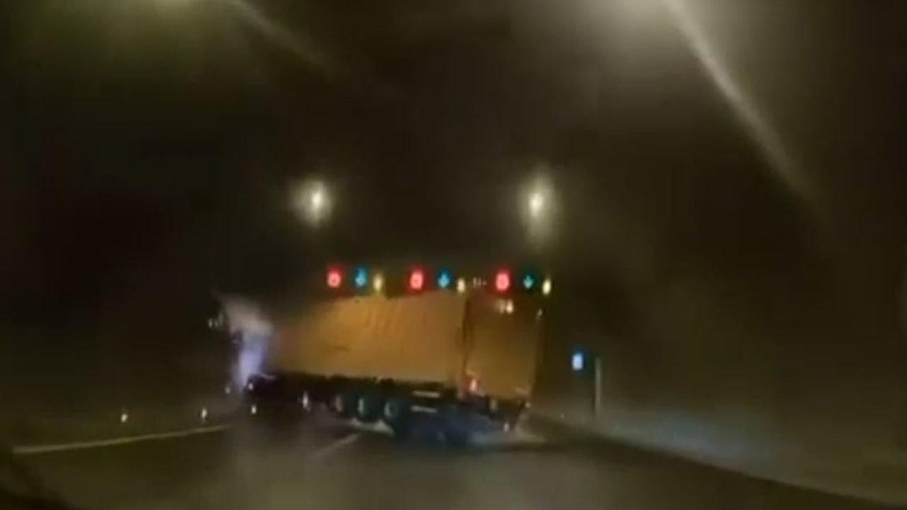 Bayraklı'da kaygan zeminde savrulan tır son anda devrilmekten kaçındı
