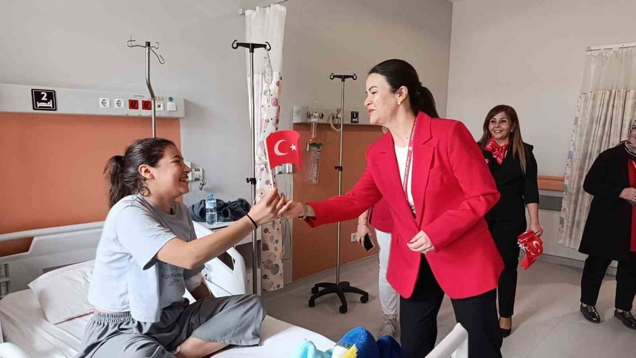 Bayram coşkusu Aydın Şehir Hastanesi çocuk servisinde de yaşandı