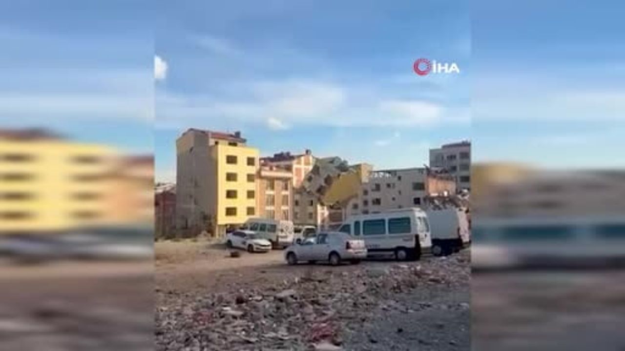 Bayrampaşa'da yıkım anı: binanın bir süre askıda kaldığı görüntülendi