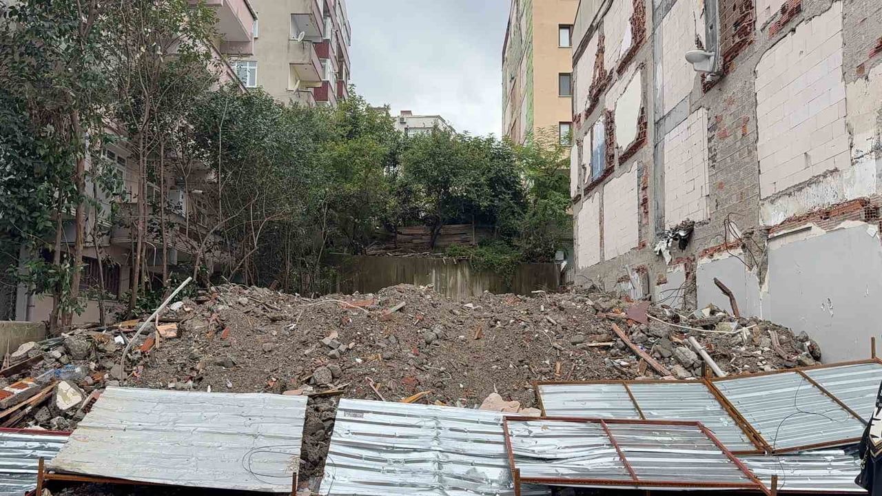 Bayrampaşa'da yıkım sonrası geriye kalan tek nesne: üçüncü kattaki asılı klozet