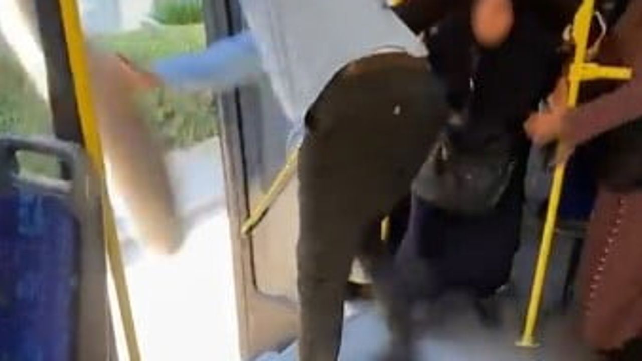 Belediye otobüsünde halı gerilimi: şoför aracı durdurup halıyı dışarı attı