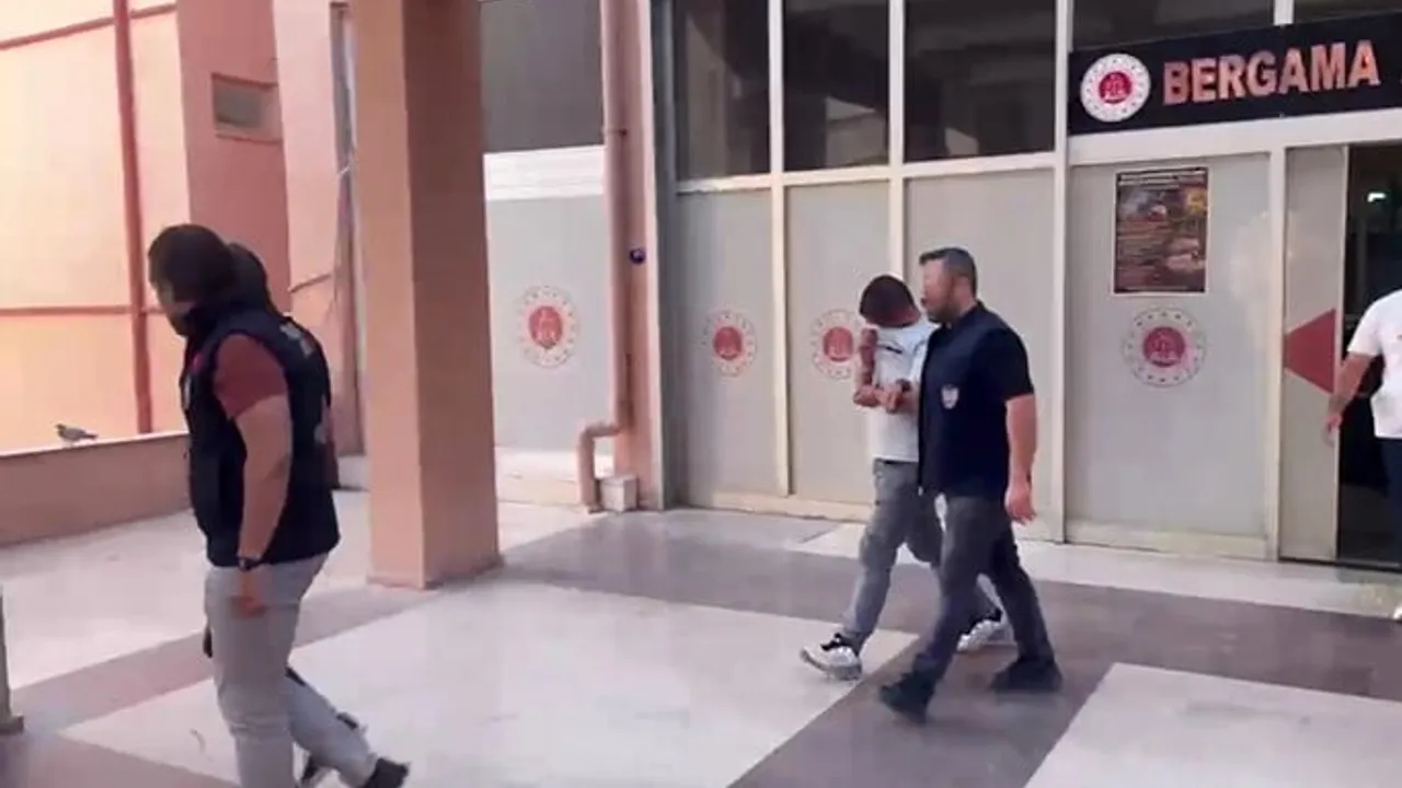 Bergama'da durdurulan motosikletten uyuşturucu çıktı, iki şüpheli tutuklandı
