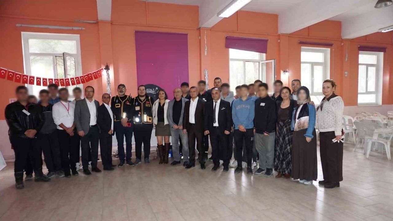 Bergama'da gençler haberleşmenin geleceğini üretiyor