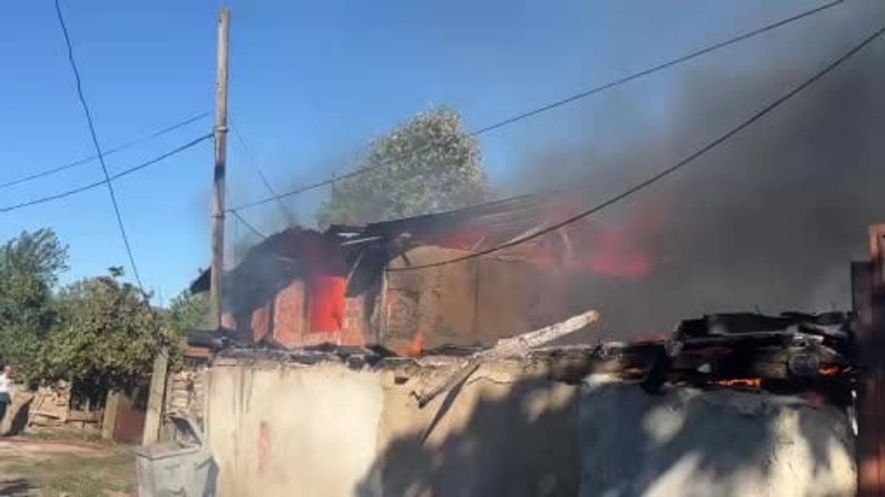Beş itfaiye aracı ve su tankeriyle müdahale: Mustafakemalpaşa'da konut yangını kontrol altına alındı