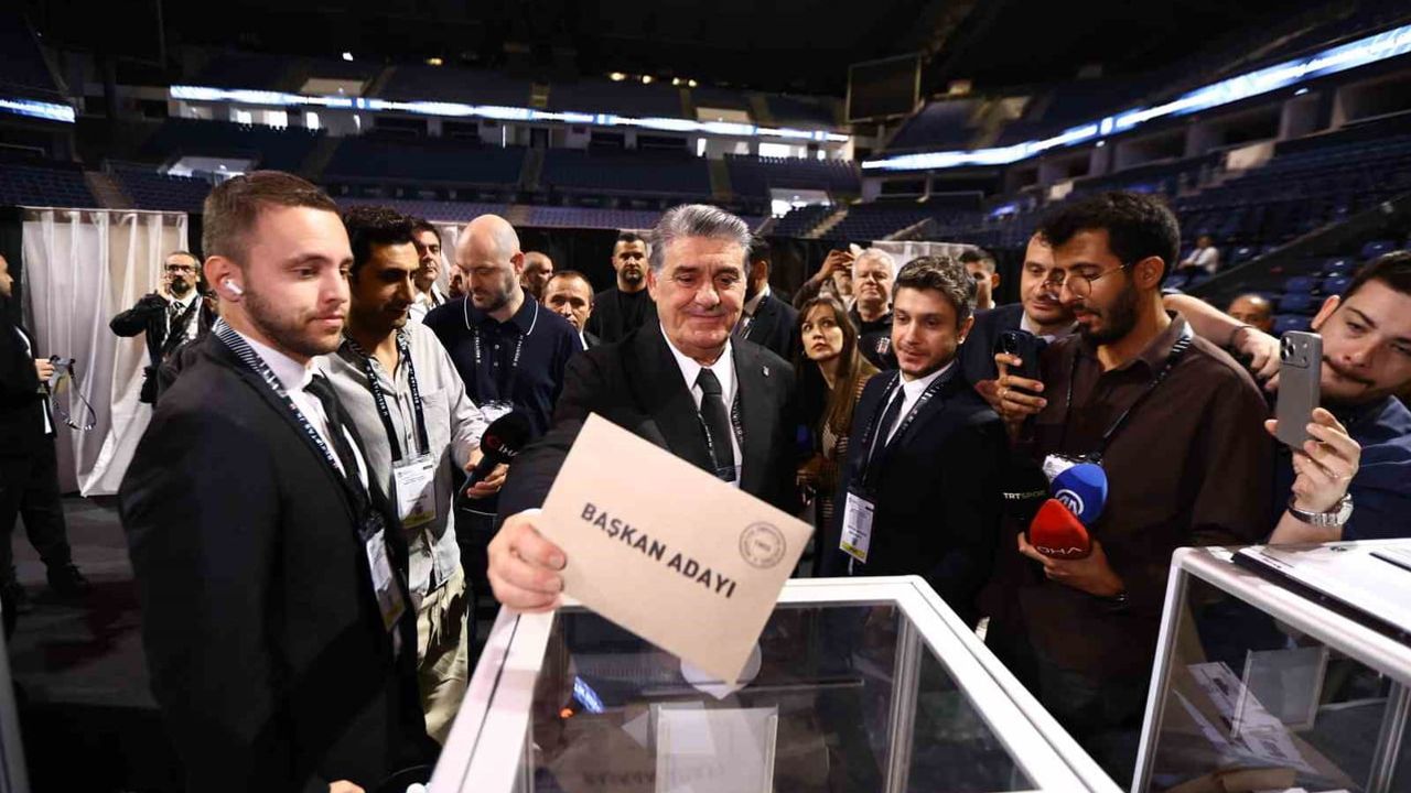 Beşiktaş'ta sandık başında: başkan Serdal Adalı oyunu kullandı