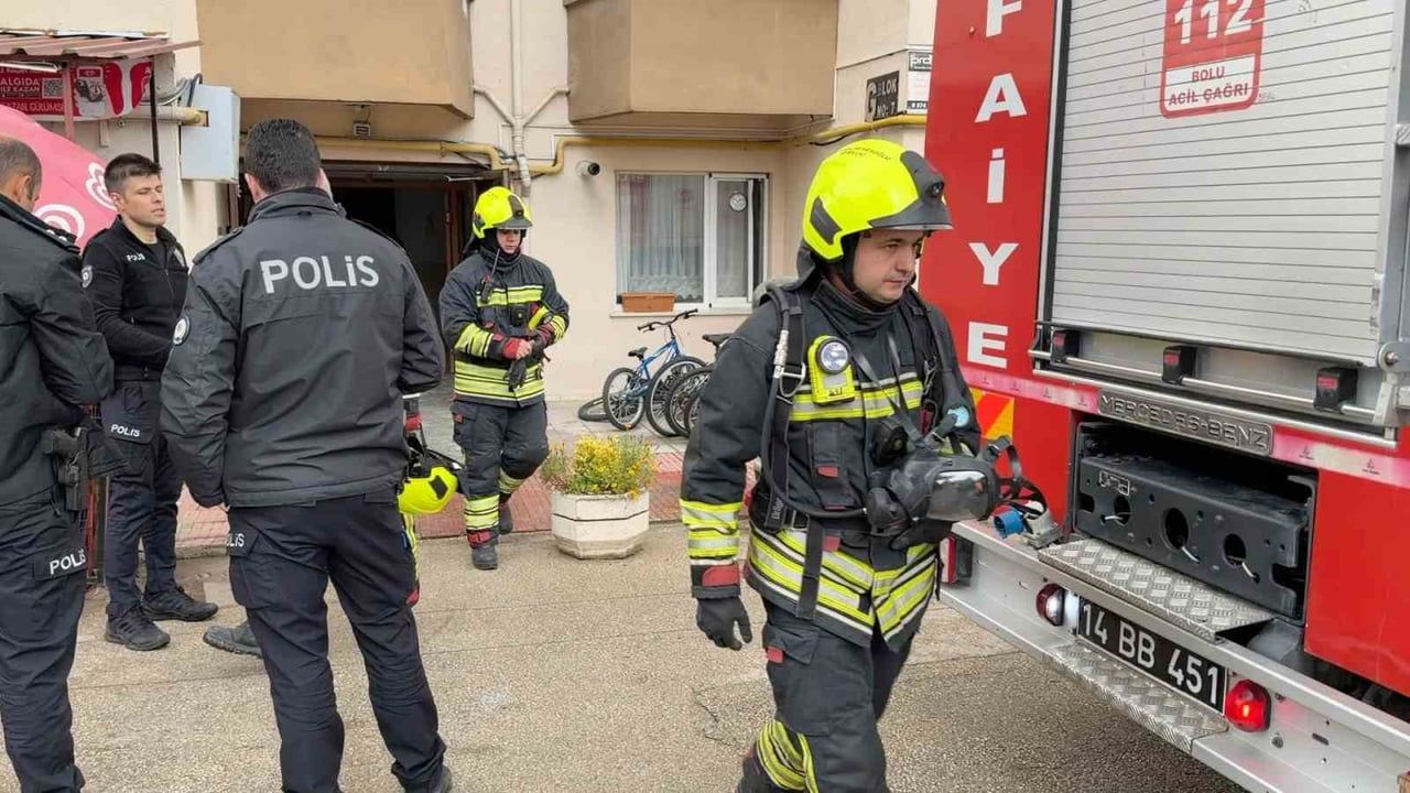 Beşkavaklar'da site girişindeki elektrik panosu alevlendi, sakinler duman nedeniyle inemedi