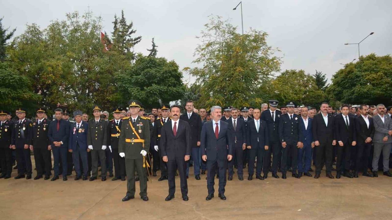 Besni'de cumhuriyet coşkusu hükümet konağı önünde başladı