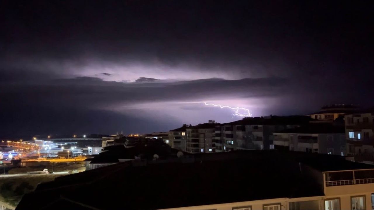 Besni'de gökyüzü şimşeklerle gündüze yaklaştı
