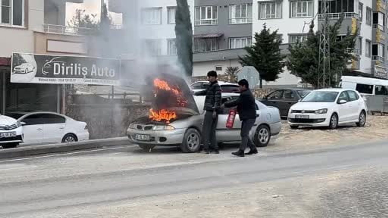 Besni'de kavşakta alevlenen otomobil itfaiye müdahalesiyle söndürüldü