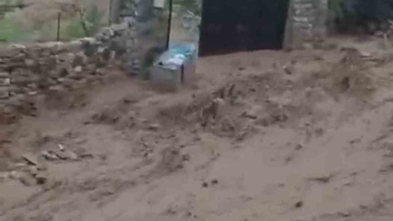 Besni'de sağanak günlük yaşamı sekteye uğrattı, cadde ve köy yolları suyla kaplandı
