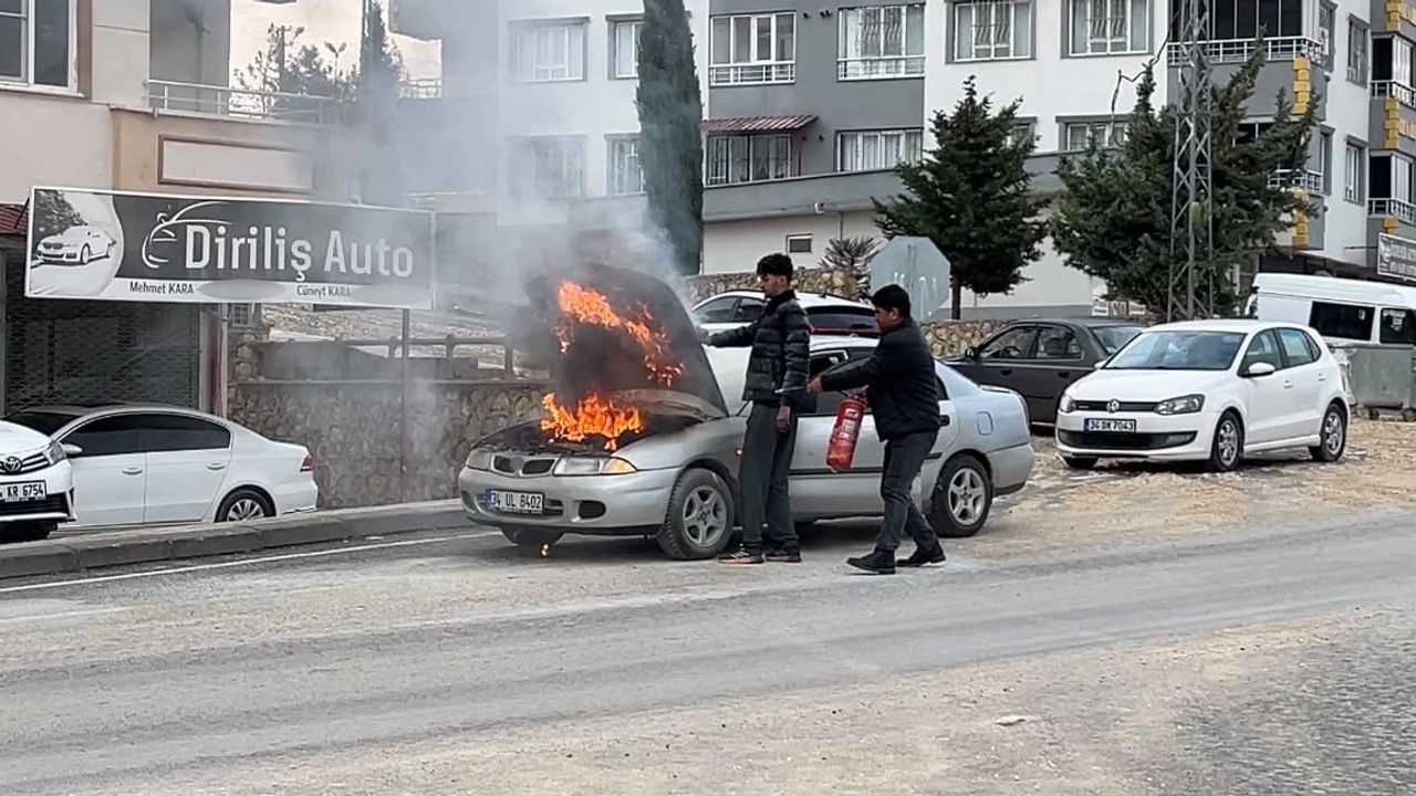 Besni'de yolda alev alan otomobil sürücünün müdahalesiyle söndürüldü