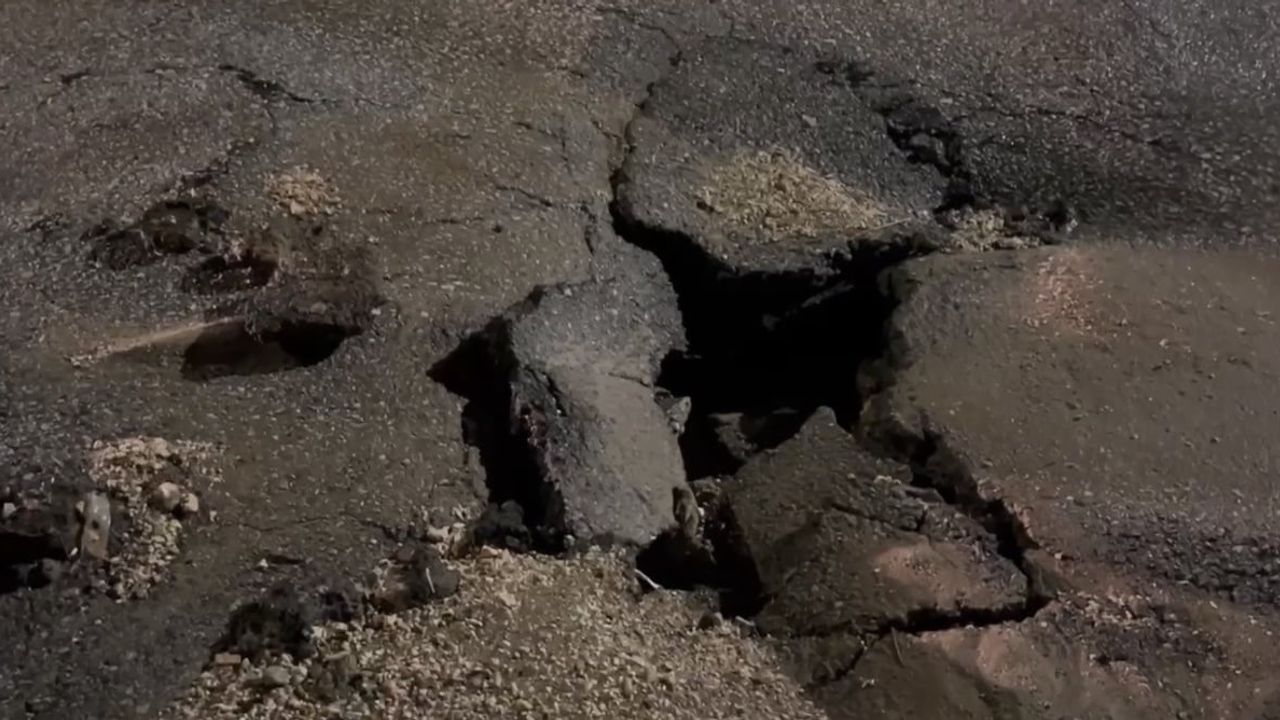 Besni'de yollar çöktü, belediye ekipleri müdahale ediyor