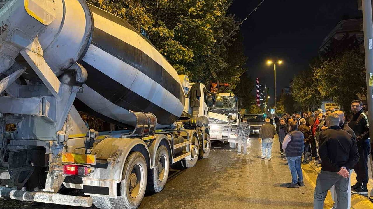 Beton pompasının el freni çekilmeyince 7 araç hasar gördü