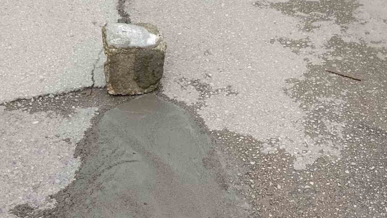 Beton umut: Adıyaman'da mahalle sakinleri çukurları kendileri kapattı