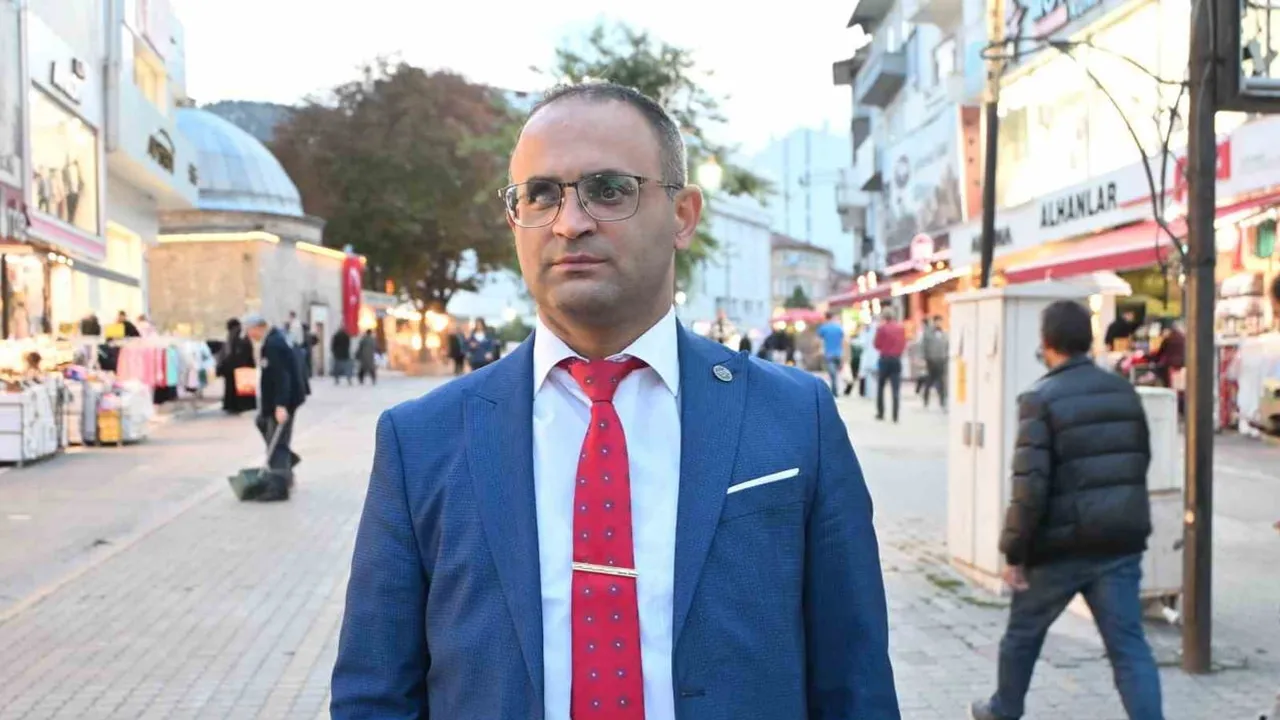 Beyaz bastonun yolu kapanıyor: Kütahya'da kılavuz çizgiler engellerle karşılaşıyor