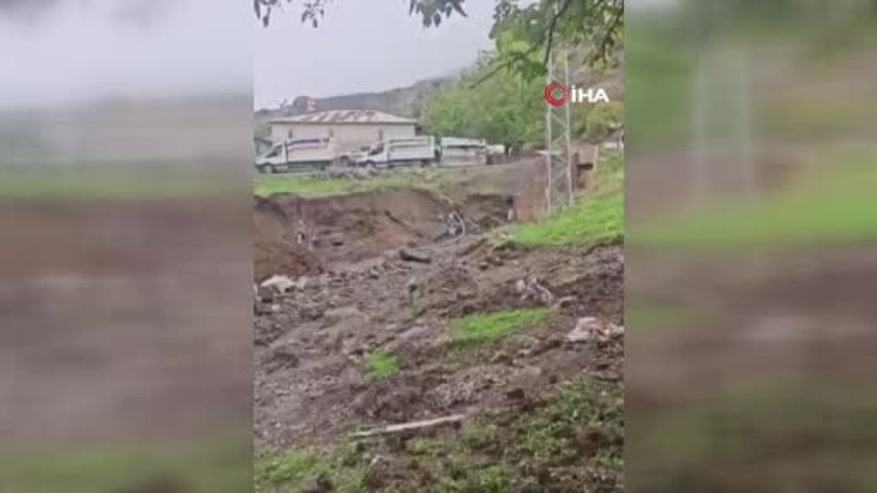 Beydoğmuş'ta yağışın izi: metrelerce çukur ve devrilen ağaçlar