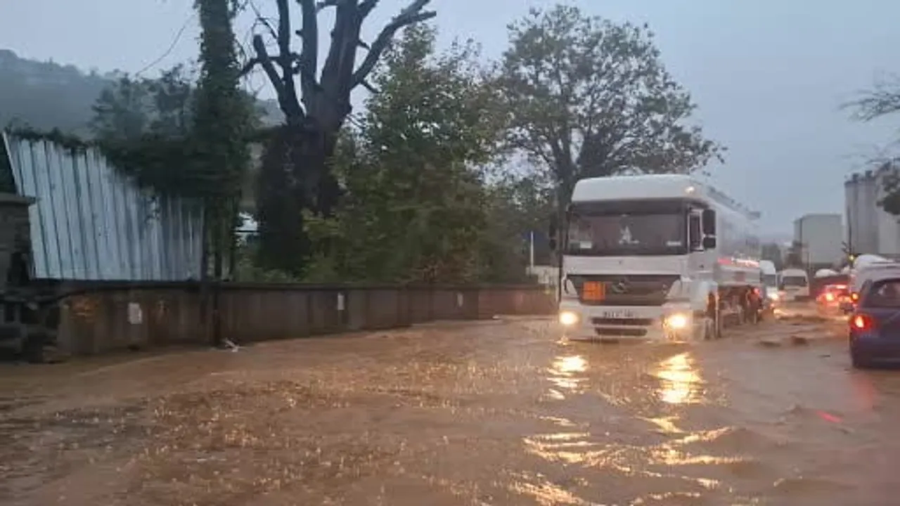Beykoz’da sağanak sonrası yollar parçalandı; araçlar çamur içinde güçlükle ilerledi