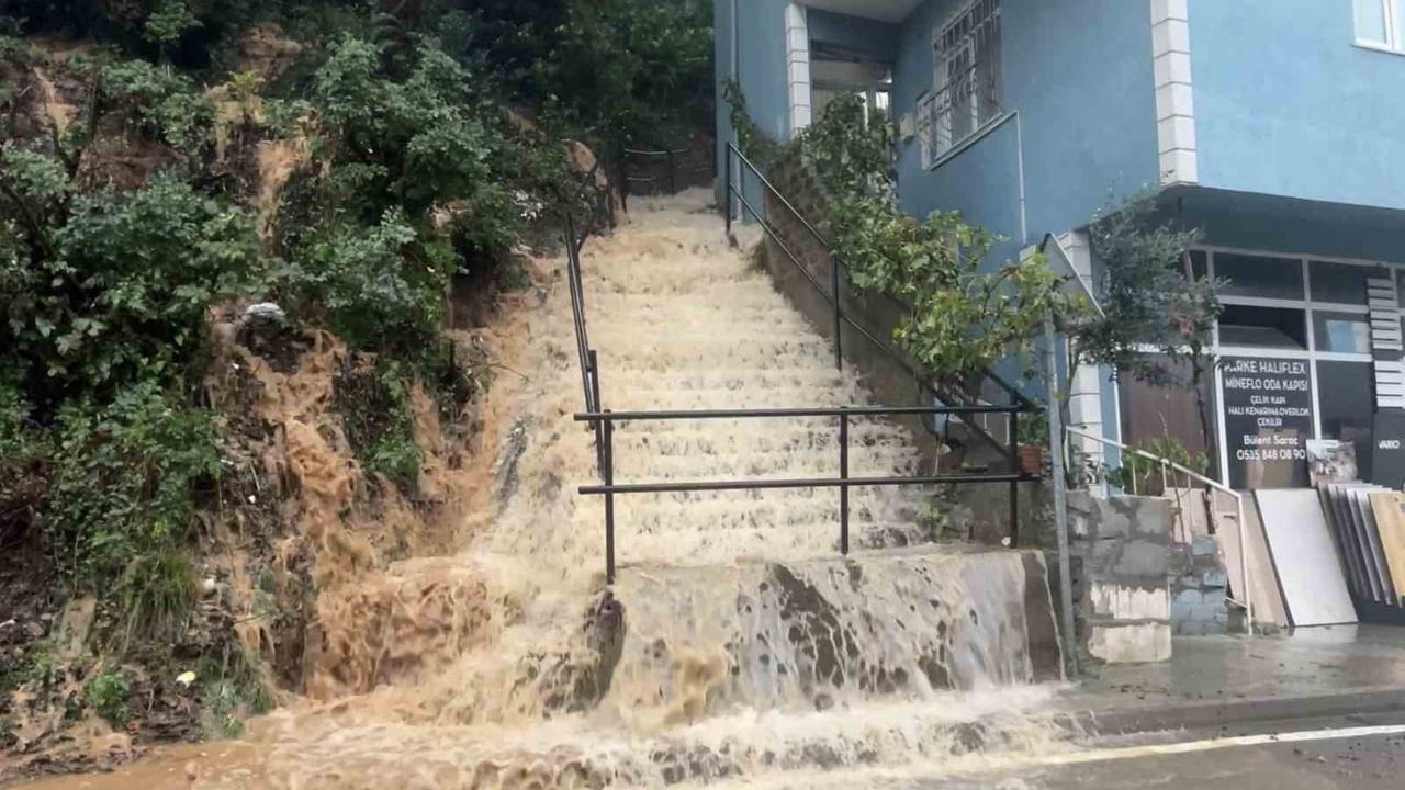 Beykoz’da sağanak yolları tahrip etti, araçlar çamurla mücadele etti