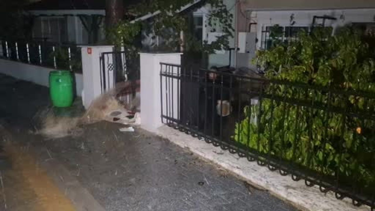 beykoz'da sokak ve ev girişleri yağmur suyuyla doldu