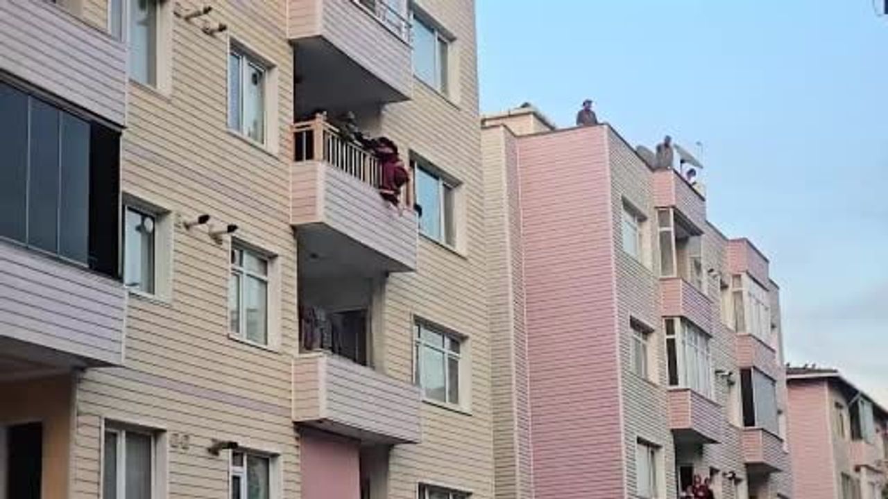 Beylikdüzü'nde ailenin müdahalesi balkondan atlama girişimini durdurdu
