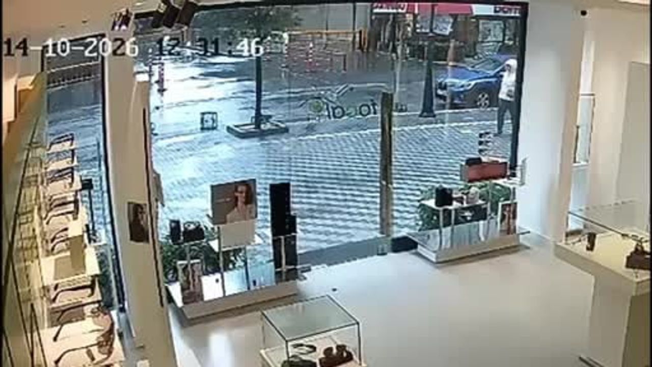 Beylikdüzü'nde aniden esen rüzgar iş yerinin cam kapısını parçaladı