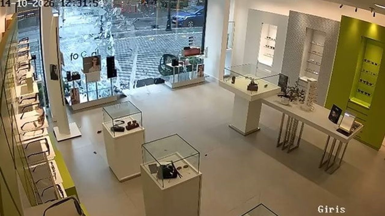 Beylikdüzü'nde cam kapı rüzgarla vitrine çarparak kırıldı