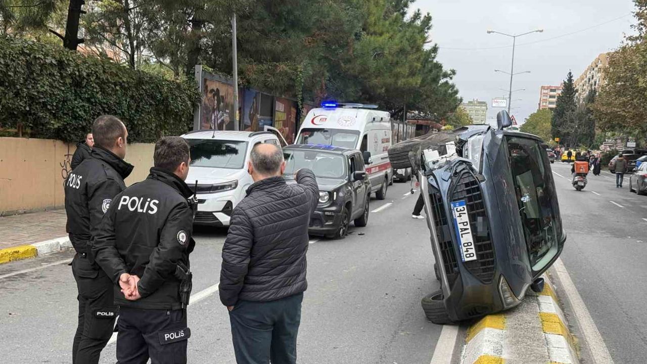 Beylikdüzü'nde çarpışma sonucu araç yan yattı, sürücü vatandaşların yardımıyla çıkarıldı