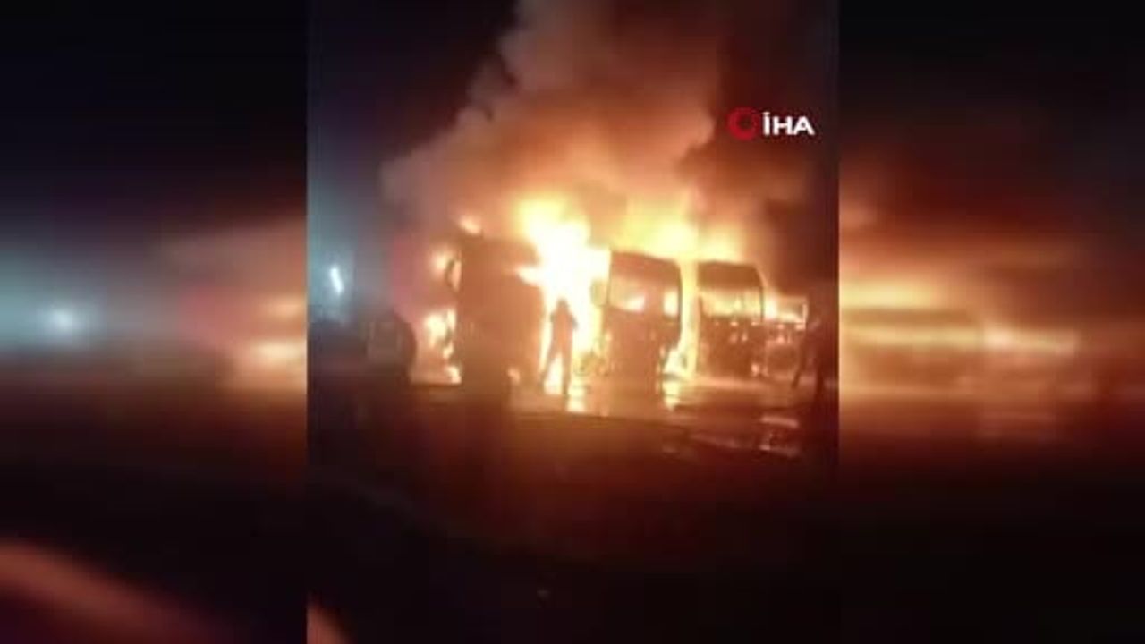Beylikdüzü'nde sabahın sessizliğini bozan yangın: tır garajında 4 araç küle döndü