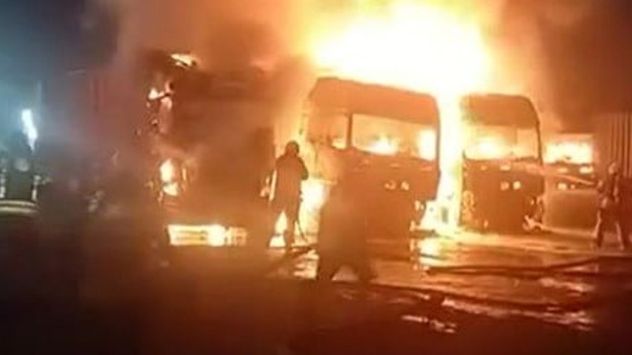 Beylikdüzü'nde tır garajı kundaklandı: dört tır küle döndü