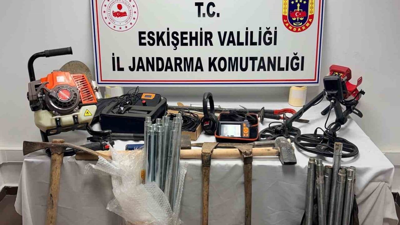 Beylikova'da izinsiz kazıya müdahale: 5 şüpheli suçüstü yakalandı