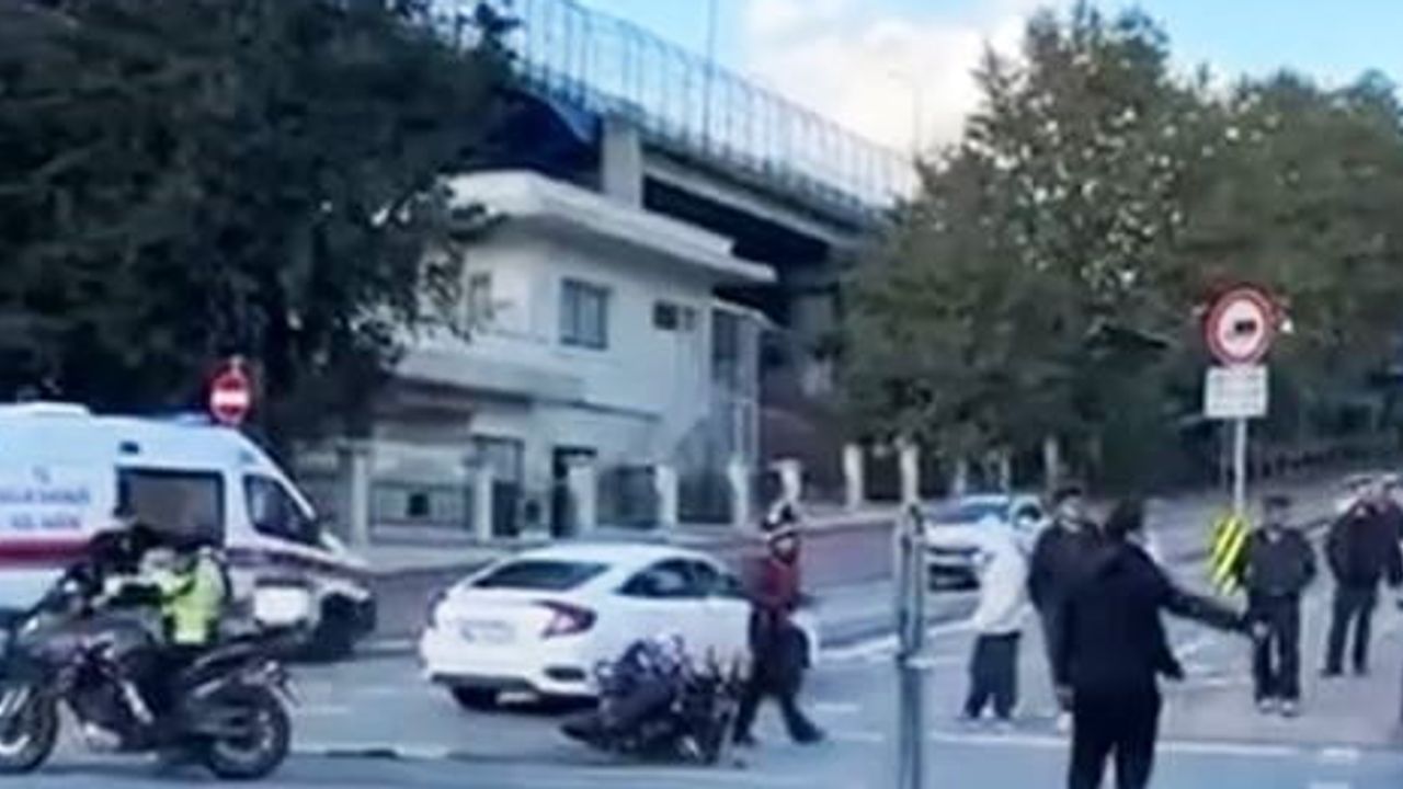 Beyoğlu Halıcıoğlu'nda kavşakta trafik kazası: motosiklet sürücüsü yaralandı