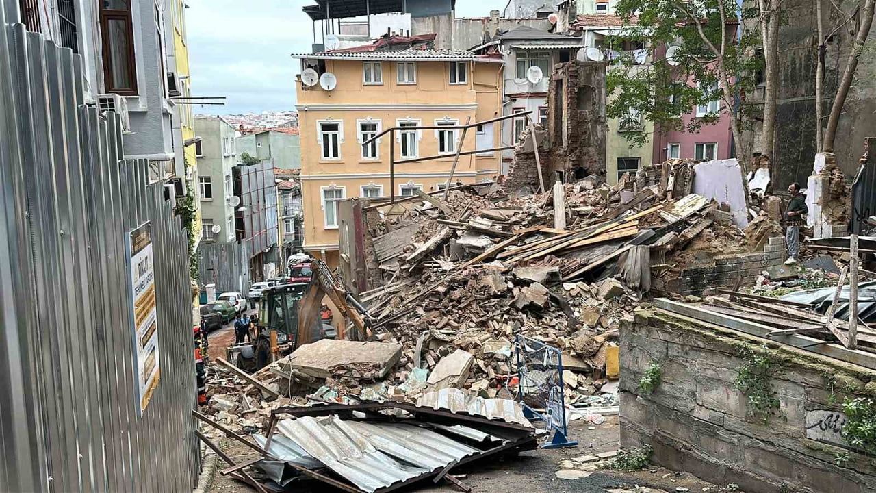 Beyoğlu'nda 5 katlı metruk binanın çöküşü havadan görüntülendi