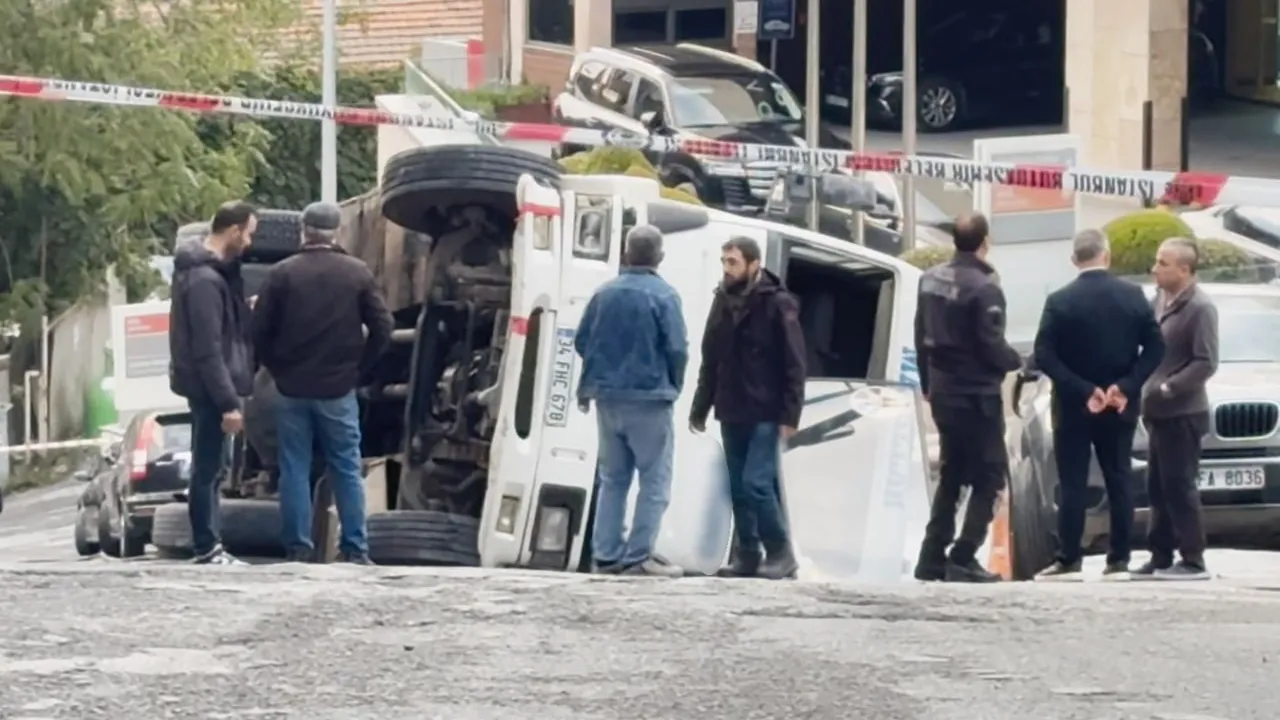 Beyoğlu'nda direksiyon hakimiyetini kaybeden kamyon yan yattı, cadde kapatıldı