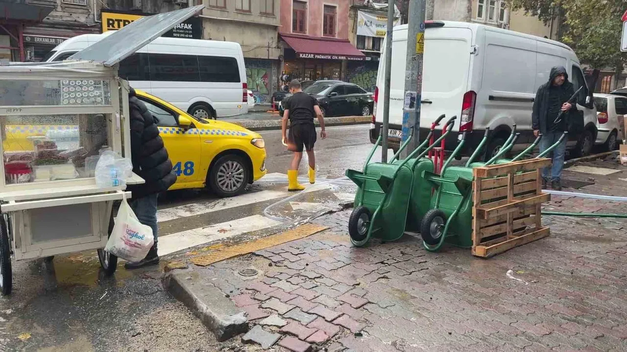 Beyoğlu'nda esnaf dayanışması: göle dönen sokak açıldı, sabah dükkanlar temizlendi
