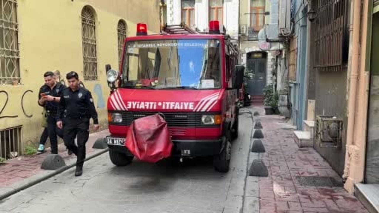 Beyoğlu'nda ikinci kat yangını itfaiyenin müdahalesiyle kontrol altına alındı