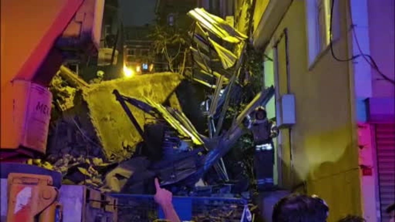 Beyoğlu'nda metruk binanın çöküşü çevrede alarma yol açtı