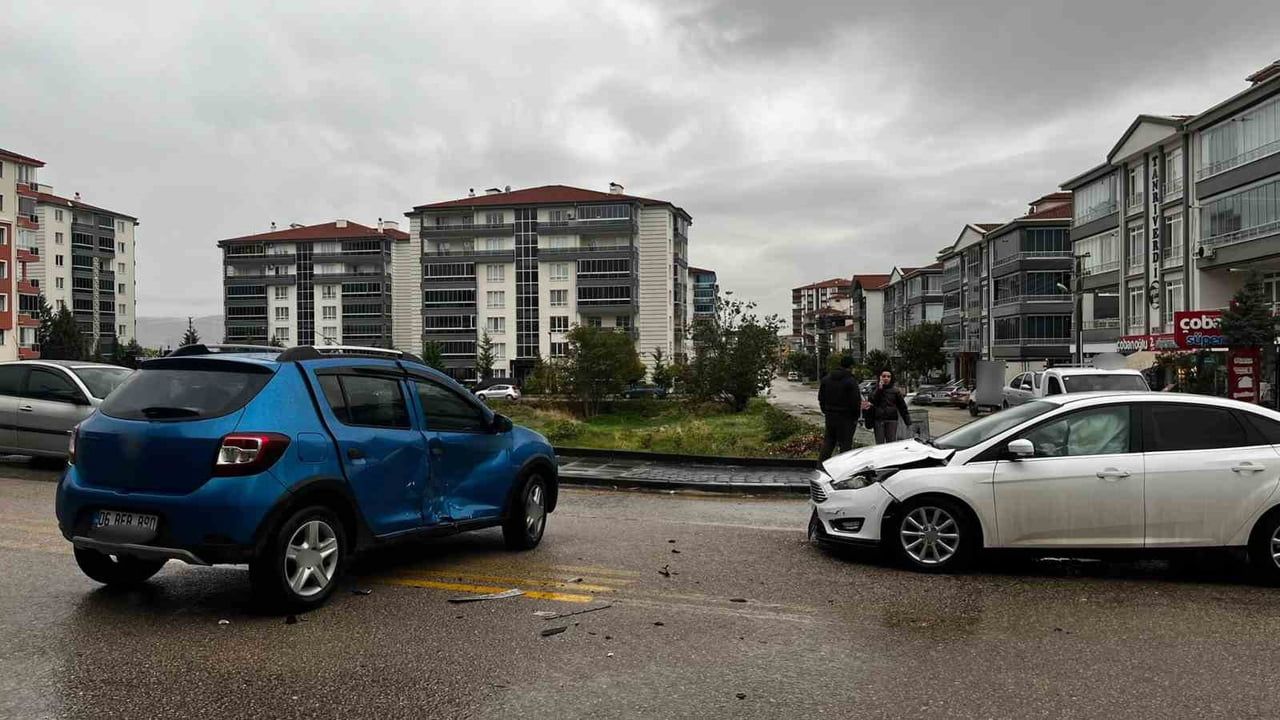Beypazarı'nda kontrolsüz kavşakta araç çarpıştı, çocuk tedbiren hastaneye götürüldü