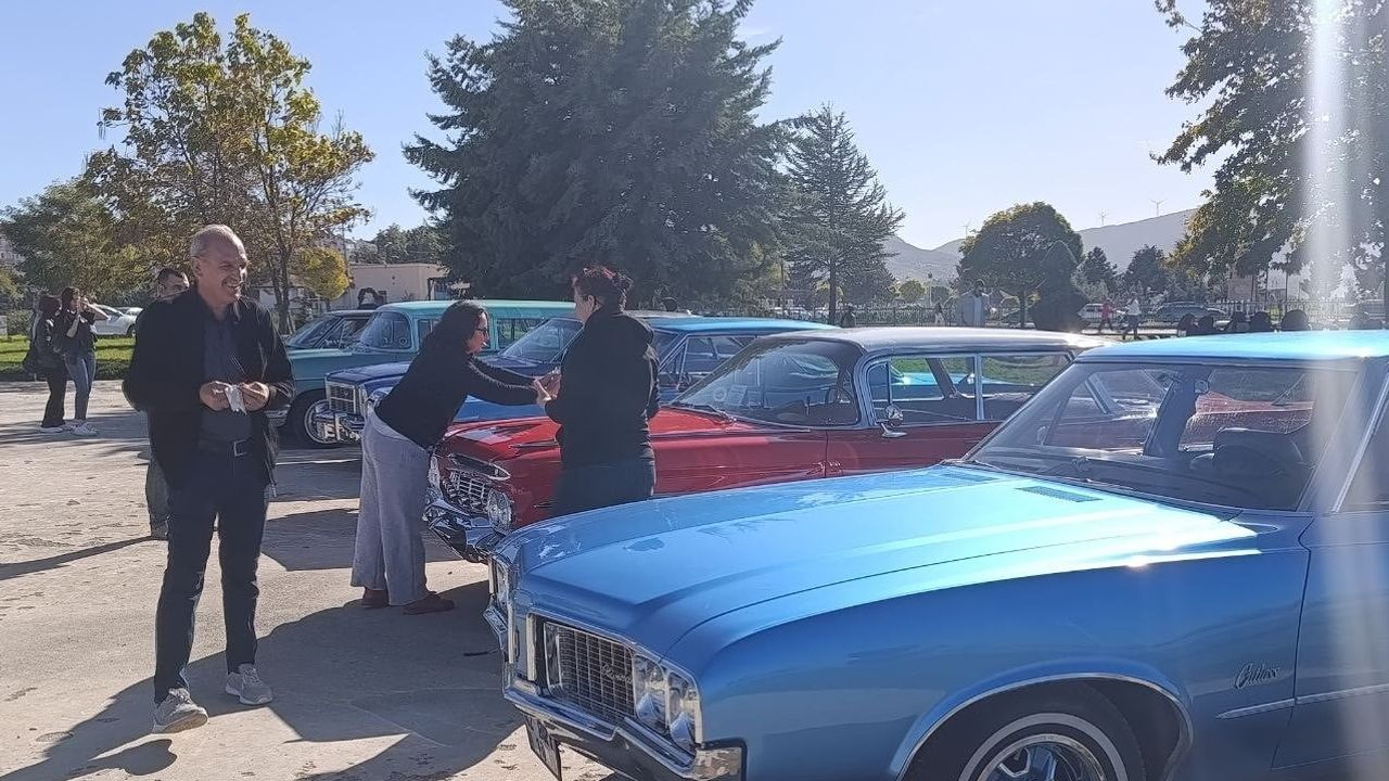 Beyşehir'de nostalji rüzgarı: klasik otomobiller göl kıyısında buluştu