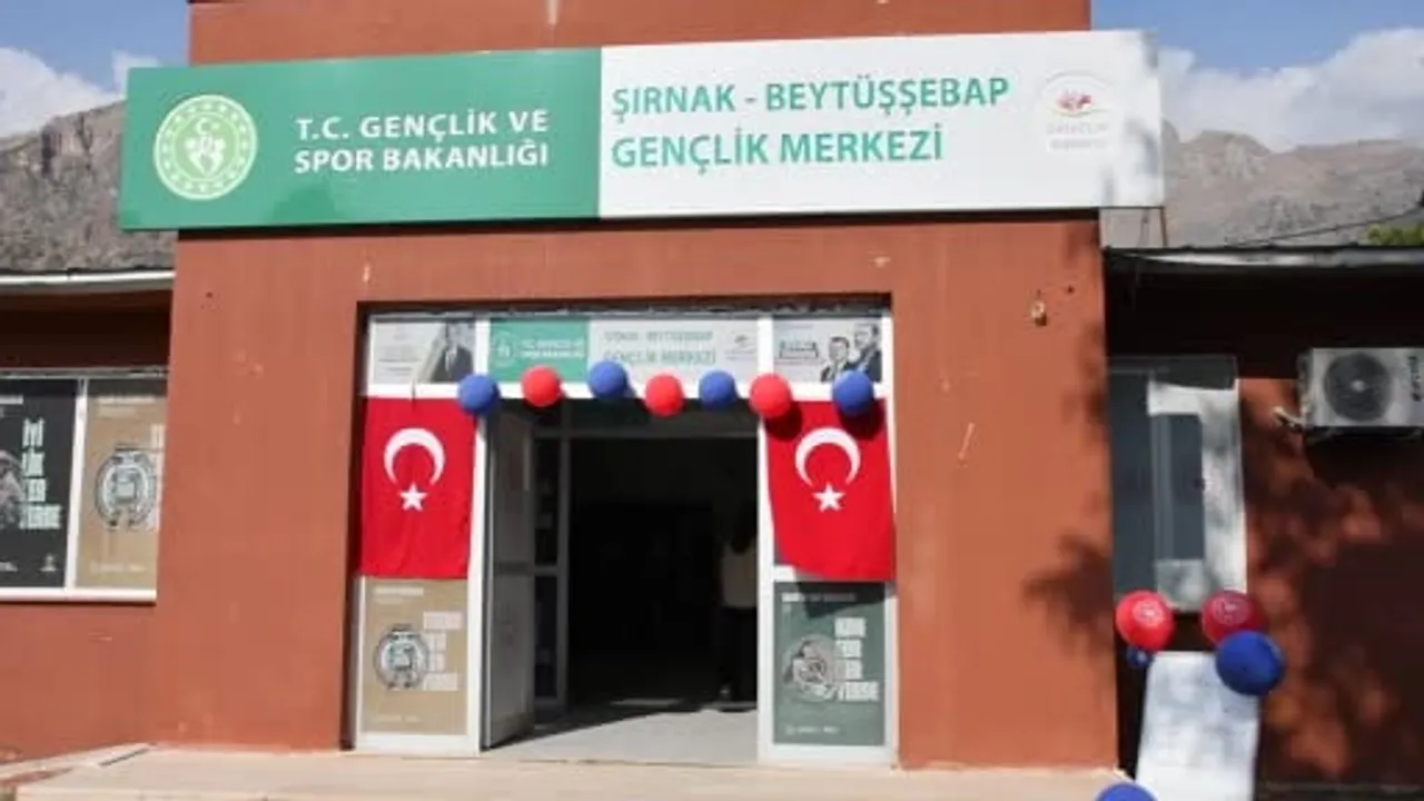 Beytüşşebap'ta öğrencilerin cumhuriyet temalı resimleri ilgi gördü