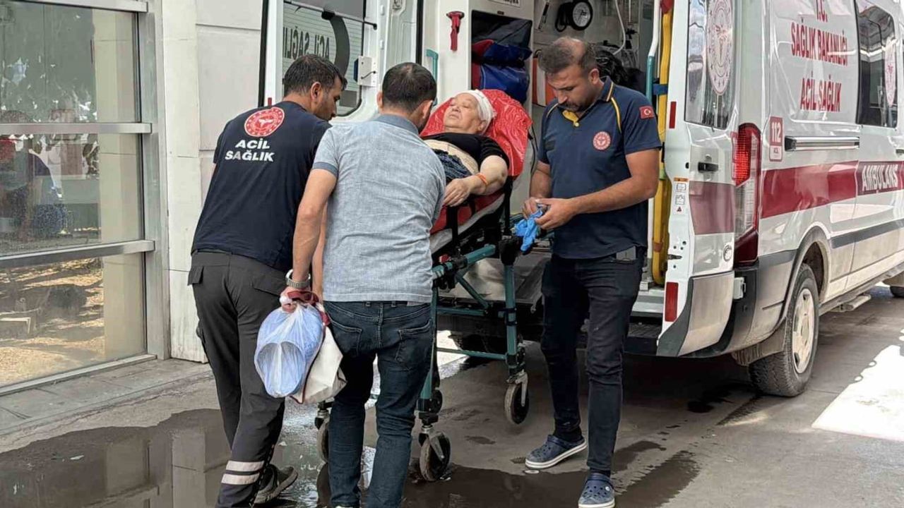 Bıçak elinden düşüp ayağına saplandı: 65 yaşındaki kadın tedaviye alındı