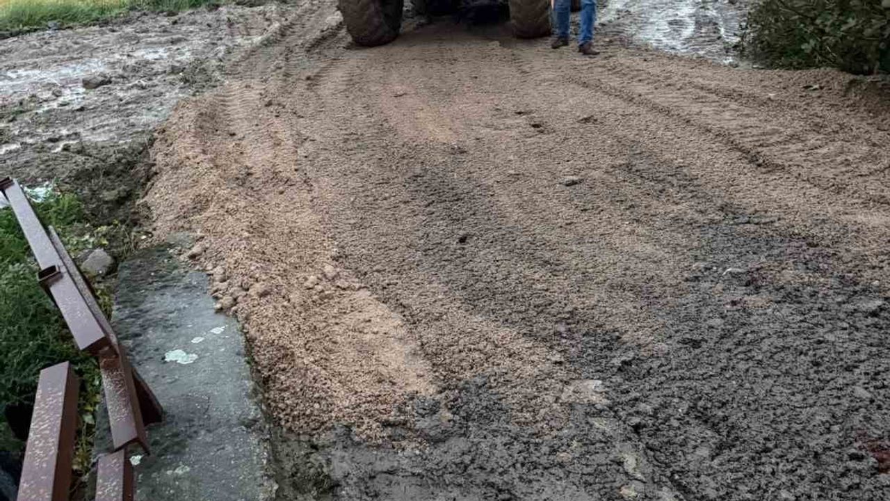 Biga'da aniden çöken toprak yol iş makineleriyle yeniden açıldı