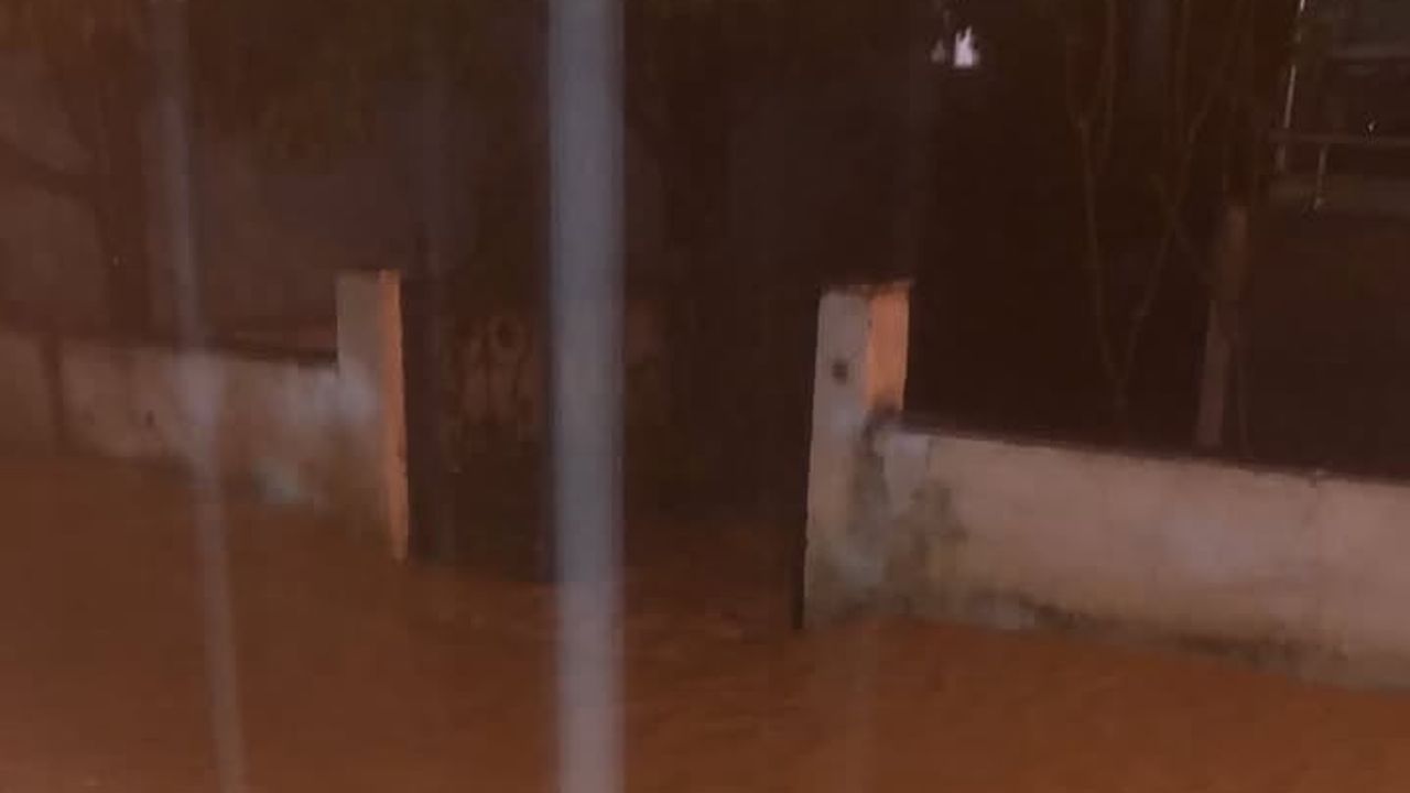 Biga'da sağanak altyapıyı aştı, sokaklar suyla doldu