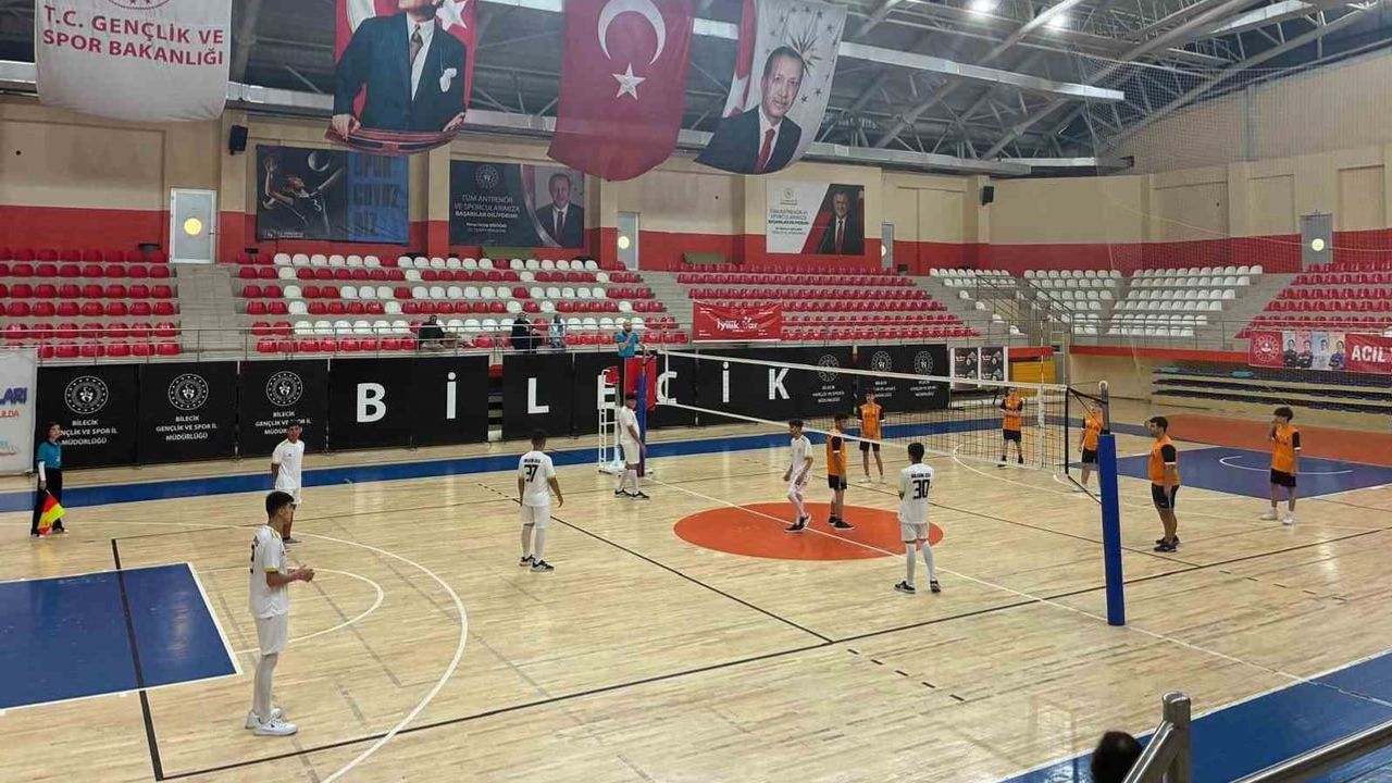 Bilecik'in çocukları voleybolda Düzce'yi 3-0 yenip üst tura çıktı